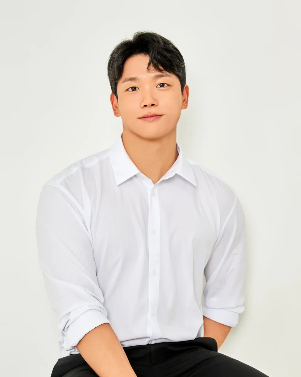 흰 셔츠를 입고 앉아 있는 홍성윤 선생님